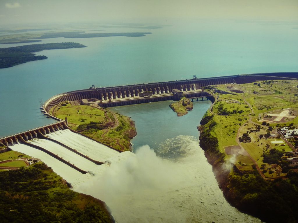Гидроэлектростанция ITAIPU в Бразилии